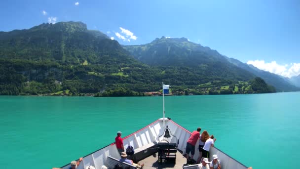 夏時スイスのブリエンツ湖でボートで旅行ハメ撮り. — ストック動画