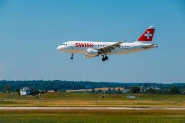 Zürih, İsviçre - 19 Temmuz 2018: İsviçre havayolları uçak iniş gün zaman Uluslararası Havaalanı için hazırlanıyor