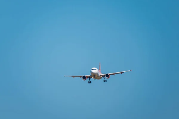 Flugzeug der Swiss Airlines bereitet sich auf Landung am Tag auf internationalem Flughafen vor — Stockfoto