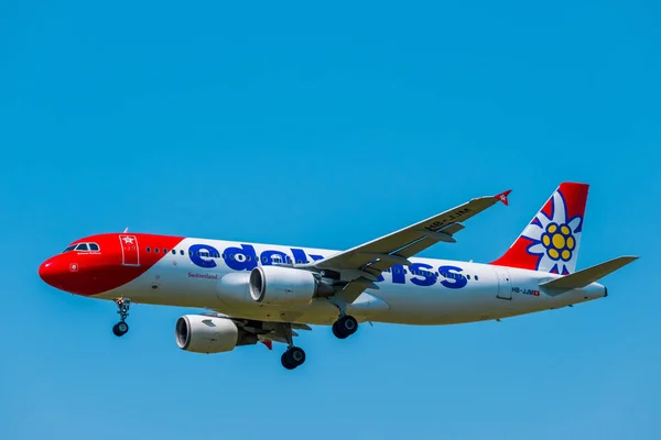 Avión de aerolíneas Edelweiss preparándose para aterrizar durante el día en el aeropuerto internacional — Foto de Stock