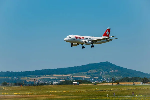 Aereo delle compagnie aeree svizzere che si prepara all'atterraggio nell'aeroporto internazionale — Foto Stock