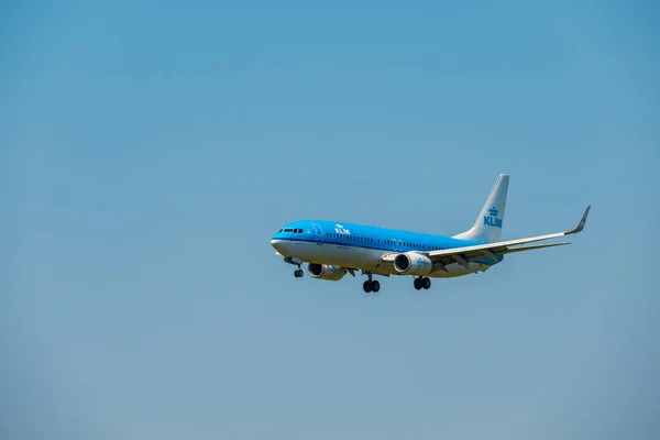 KLM dutch airlines company  airplane preparing for landing at day time in international airport — Stock Photo, Image