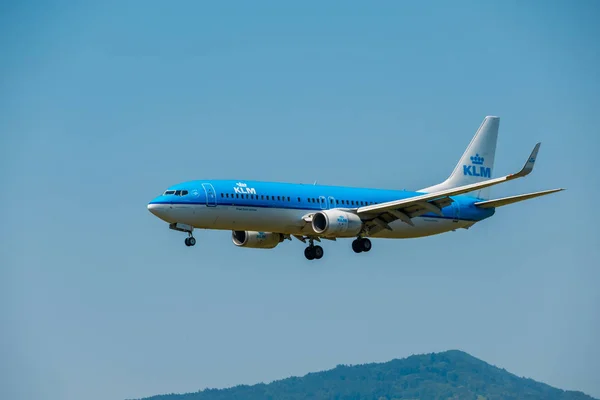 KLM dutch airlines company  airplane preparing for landing at day time in international airport — Stock Photo, Image