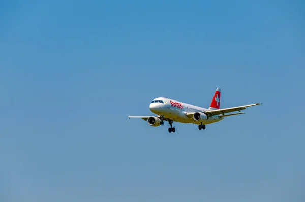 Avion des compagnies aériennes suisses se préparant à atterrir le jour à l'aéroport international — Photo