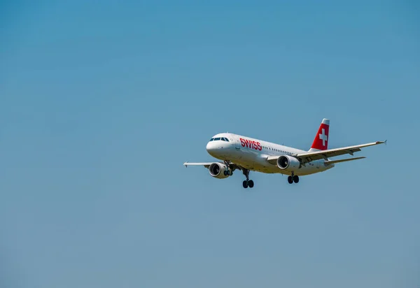 Samolot linii lotniczych Swiss przygotowanie do lądowania w czasie dnia w międzynarodowy port lotniczy — Zdjęcie stockowe