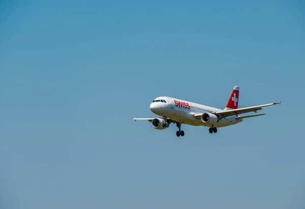 Flugzeug der Swiss Airlines bereitet sich auf Landung am Tag auf internationalem Flughafen vor — Stockfoto