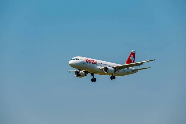 Flugzeug der Swiss Airlines bereitet sich auf Landung am Tag auf internationalem Flughafen vor — Stockfoto