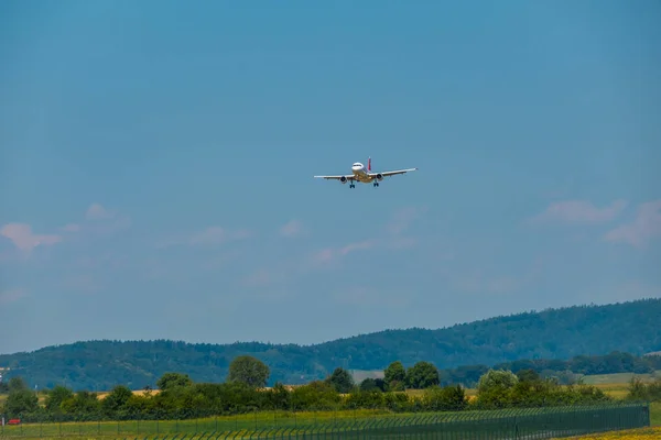 Flugzeug der Swiss Airlines bereitet sich auf Landung am Tag auf internationalem Flughafen vor — Stockfoto