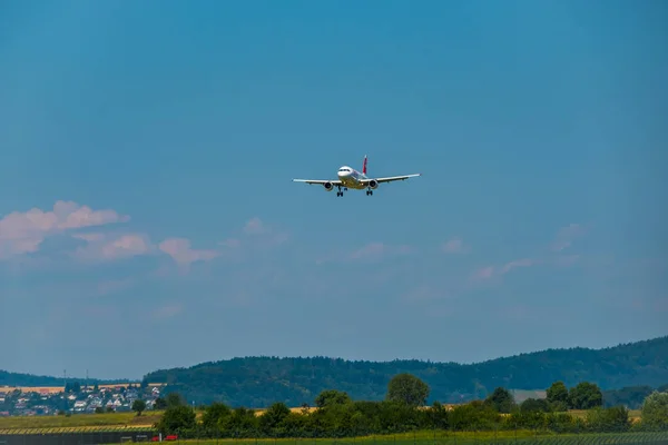 チューリッヒ スイス 2018 スイス航空の飛行機国際空港で一日の時間で着陸のための準備 — ストック写真