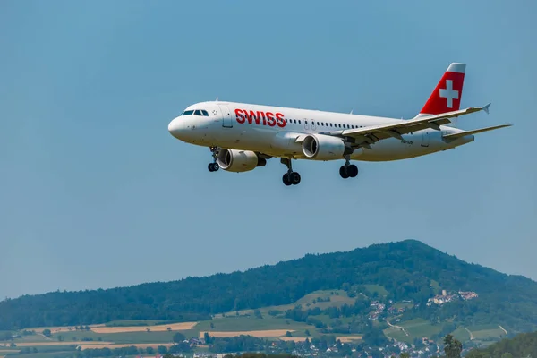 Avião das companhias aéreas suíças se preparando para pousar no aeroporto internacional — Fotografia de Stock