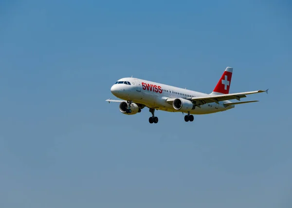瑞士航空公司飞机准备在国际机场的日间着陆 — 图库照片