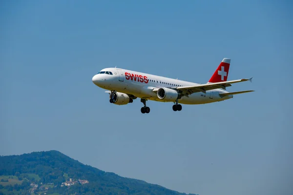 Aereo delle compagnie aeree svizzere che si prepara all'atterraggio nell'aeroporto internazionale — Foto Stock