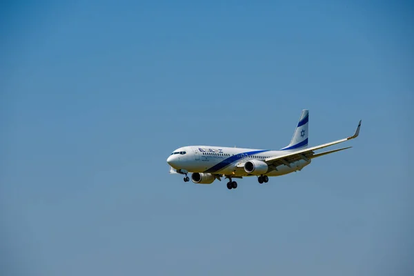 Avião das companhias aéreas Elal Israel se preparando para pousar no dia no aeroporto internacional — Fotografia de Stock