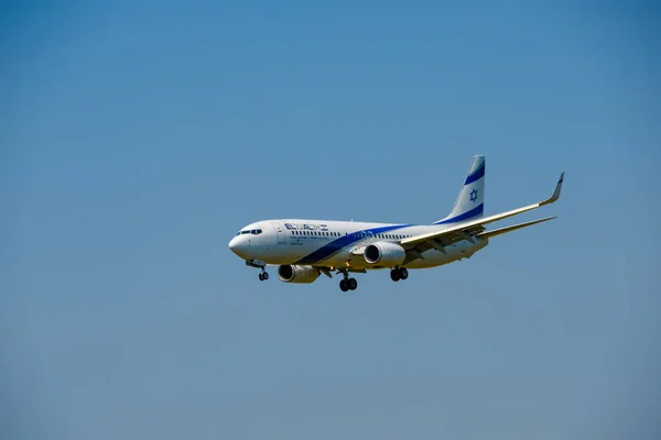 Avião das companhias aéreas Elal Israel se preparando para pousar no dia no aeroporto internacional — Fotografia de Stock