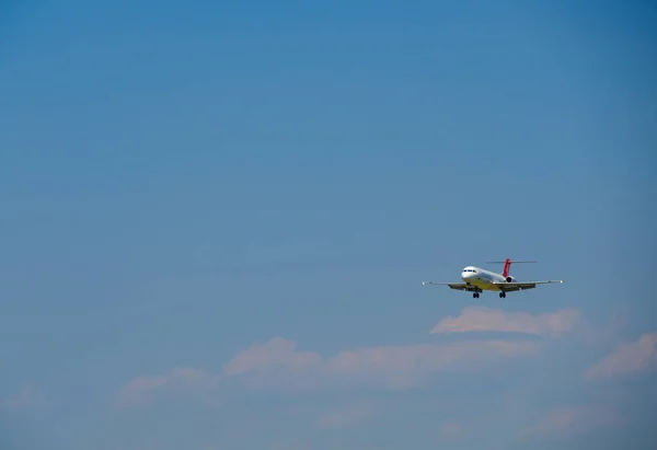 Aereo elvetico delle compagnie aeree svizzere che si prepara all'atterraggio di giorno nell'aeroporto internazionale — Foto Stock