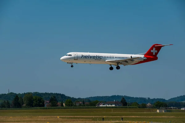 Aereo elvetico delle compagnie aeree svizzere che si prepara all'atterraggio di giorno nell'aeroporto internazionale — Foto Stock