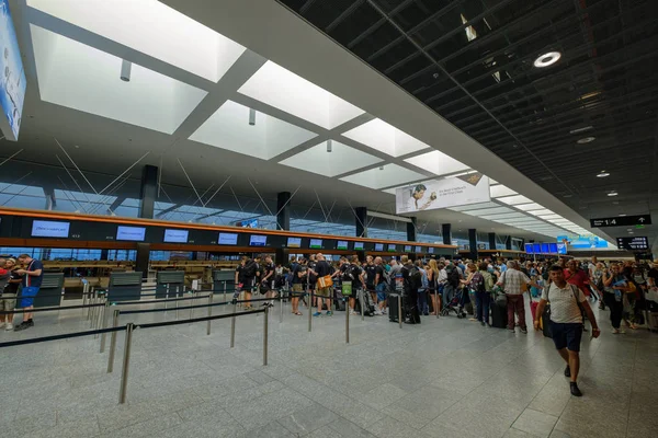 Passageiros que se registam nos voos nos conveses de check-in no aeroporto internacional de Zurique — Fotografia de Stock