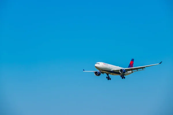 Delta Airlines Flugzeug bereitet sich auf die Landung am Tag auf dem Flughafen Zürich vor — Stockfoto