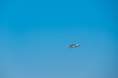 Küçük özel jet uçak iniş gün zaman Uluslararası Havaalanı için hazırlanıyor