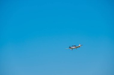 Küçük özel jet uçak iniş gün zaman Uluslararası Havaalanı için hazırlanıyor