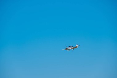 Küçük özel jet uçak iniş gün zaman Uluslararası Havaalanı için hazırlanıyor