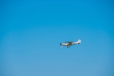 Küçük özel jet uçak iniş gün zaman Uluslararası Havaalanı için hazırlanıyor