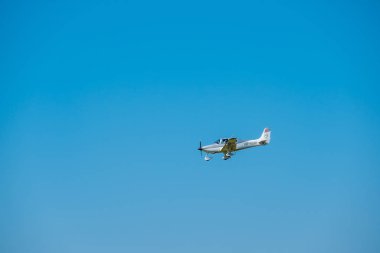Küçük özel jet uçak iniş gün zaman Uluslararası Havaalanı için hazırlanıyor
