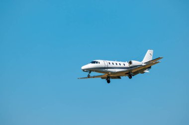 Küçük özel jet uçak iniş gün zaman Uluslararası Havaalanı için hazırlanıyor