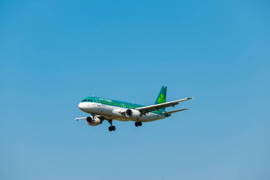  Aer lingus havayolları uçak, gündüz Zürih Uluslararası Havaalanı için iniş hazırlama