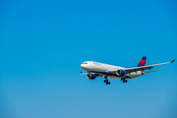 Delta Airlines Flugzeug bereitet sich auf die Landung am Tag auf dem Flughafen Zürich vor — Stockfoto