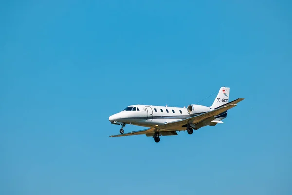 Kleines Privatflugzeug bereitet sich auf die Landung am Tag auf internationalem Flughafen vor — Stockfoto