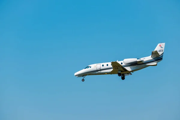 Small private jet airplane preparing for landing at day time in international airport — Stock Photo, Image