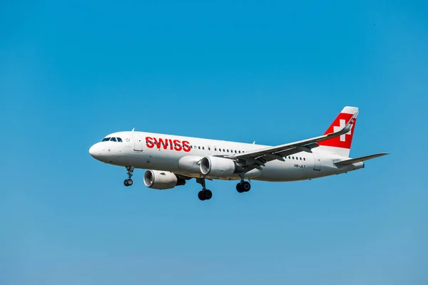 Aerolíneas suizas se preparan para aterrizar en el aeropuerto internacional — Foto de Stock