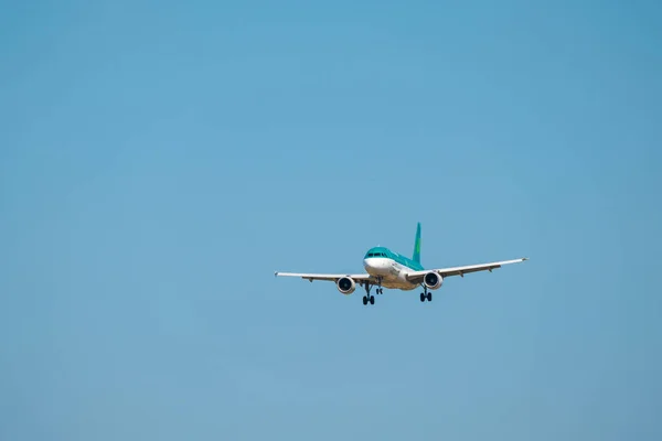 Avião das companhias aéreas Aer lingus que se prepara para aterrar no aeroporto nternacional de Zurique — Fotografia de Stock