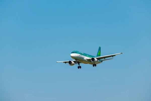 Flugzeug der aer lingus Airlines bereitet sich auf die Landung am Tag auf dem Flughafen Zürich vor — Stockfoto