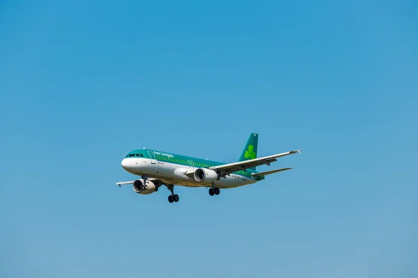 Flugzeug der aer lingus Airlines bereitet sich auf die Landung am Tag auf dem Flughafen Zürich vor — Stockfoto