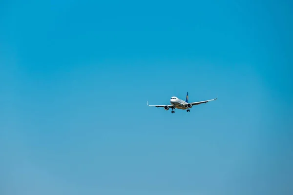 Avião das companhias aéreas SAS escandinavas se preparando para pousar no dia em Zurique aeroporto nternacional — Fotografia de Stock