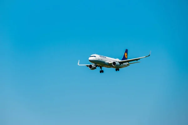 Flugzeug der skandinavischen sas Airlines bereitet sich auf die Landung am Tag auf dem Flughafen Zürich vor — Stockfoto