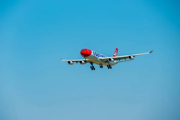 Aereo delle compagnie aeree Edelweiss che si prepara all'atterraggio di giorno nell'aeroporto internazionale — Foto Stock