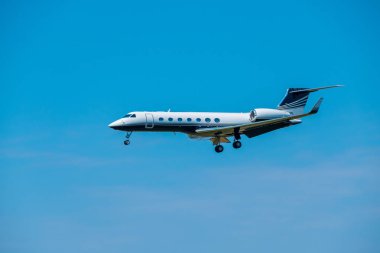 Özel küçük hava jet gökyüzünde uçan