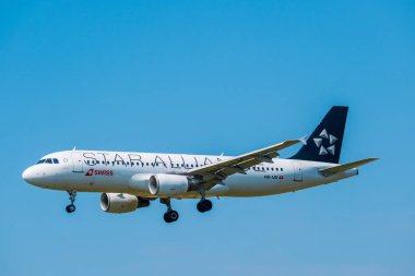  Star alliance havayolu Bomardier Dash 8 Q400 uçak, gün içerisinde uluslararası havaalanının için iniş hazırlama