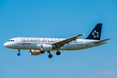  Star alliance havayolu Bomardier Dash 8 Q400 uçak, gün içerisinde uluslararası havaalanının için iniş hazırlama