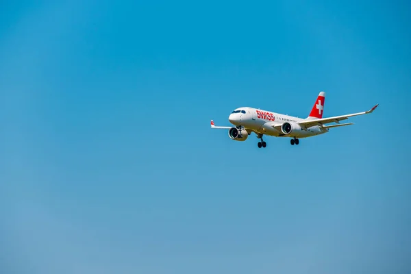 Avião das companhias aéreas suíças se preparando para pousar no aeroporto internacional — Fotografia de Stock