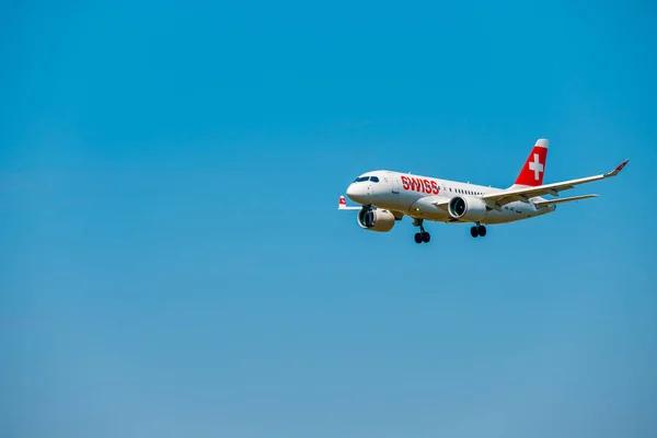 Avion des compagnies aériennes suisses se préparant à atterrir le jour à l'aéroport international — Photo