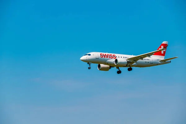 Flugzeug der Swiss Airlines bereitet sich auf Landung am Tag auf internationalem Flughafen vor — Stockfoto