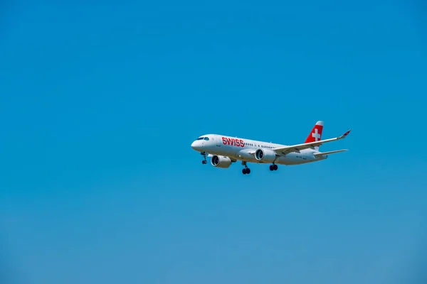 Flugzeug der Swiss Airlines bereitet sich auf Landung am Tag auf internationalem Flughafen vor — Stockfoto