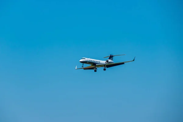 Privater kleiner Luftjet fliegt in den Himmel — Stockfoto