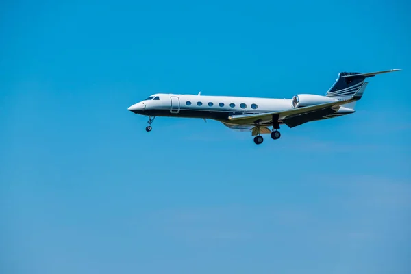 Jet de aire pequeño privado volando en el cielo — Foto de Stock