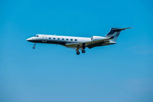 Özel küçük hava jet gökyüzünde uçan — Stok fotoğraf