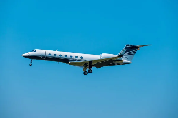 Küçük özel jet uçak iniş gün zaman Uluslararası Havaalanı için hazırlanıyor — Stok fotoğraf